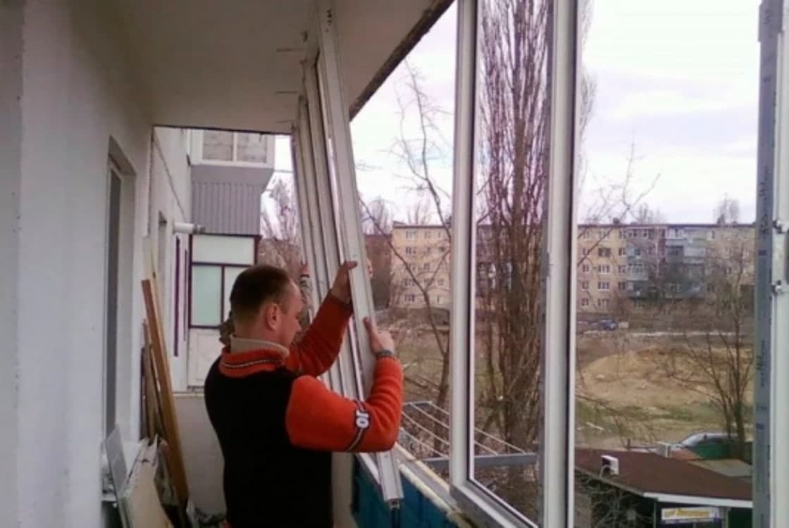 как вставить раздвижные окна в балконную раму