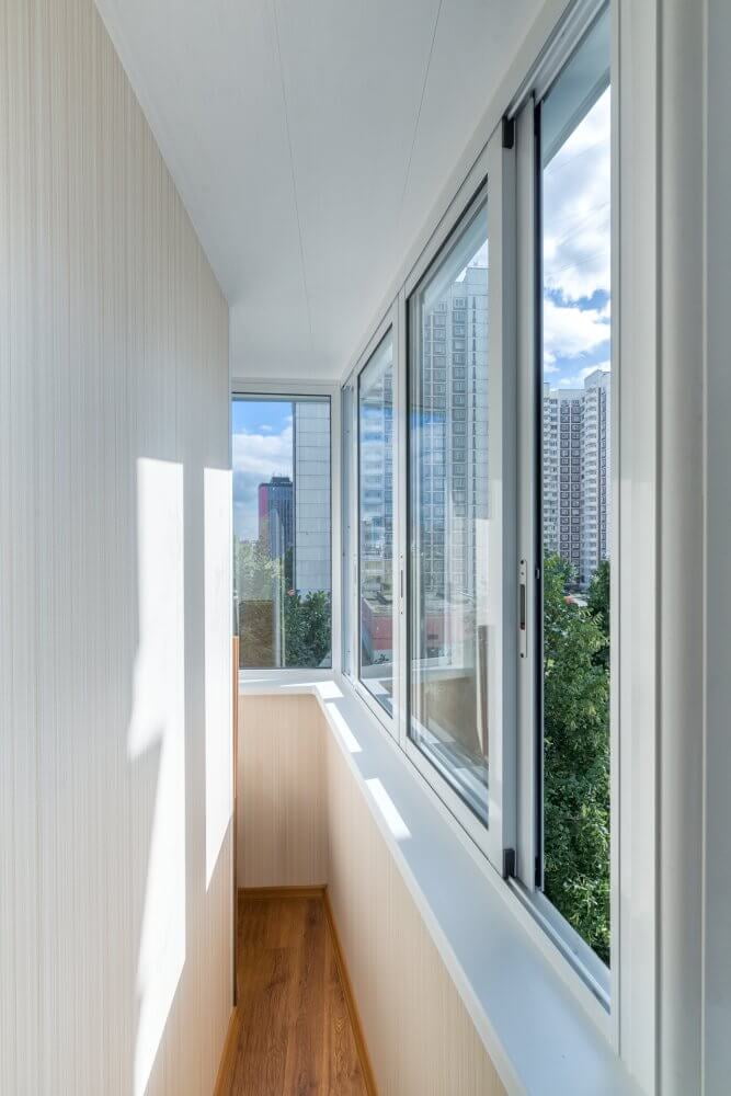 Остекленение балконов пластиковыми окнами REHAU фото