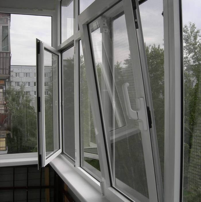 Остекленение балконов пластиковыми окнами REHAU фото